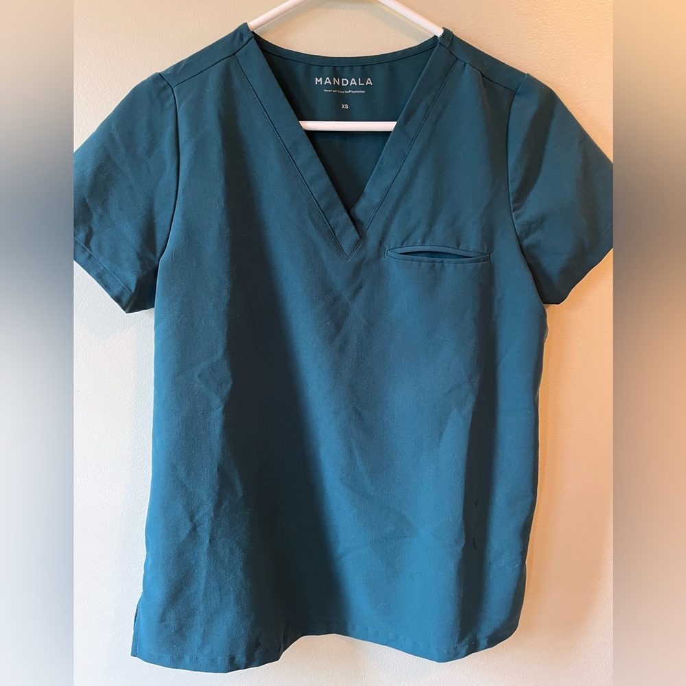 Mandala v neck scrub top  Size XS